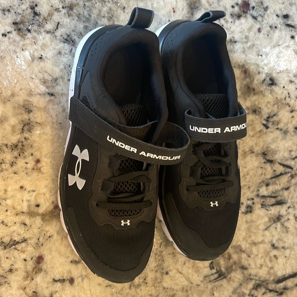 Boys size 3 under armour shoes